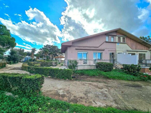 We Offer A Villa Located In A Strategic Position Between Marina Di Ragusa And Ragusa, Perfect For Those Who Wan