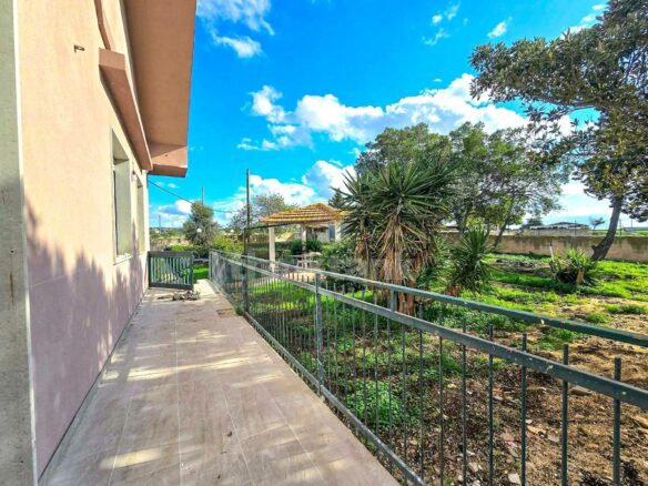 We Offer A Villa Located In A Strategic Position Between Marina Di Ragusa And Ragusa, Perfect For Those Who Wan