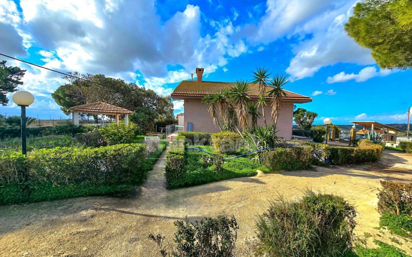 We Offer A Villa Located In A Strategic Position Between Marina Di Ragusa And Ragusa, Perfect For Those Who Wan