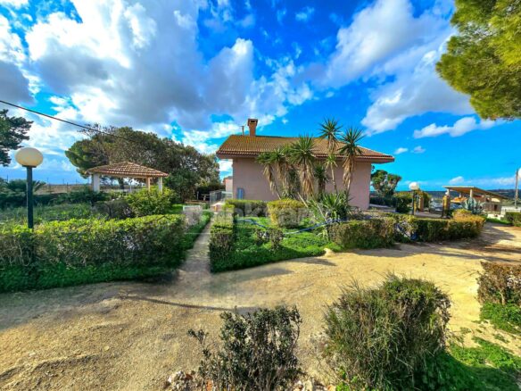 We Offer A Villa Located In A Strategic Position Between Marina Di Ragusa And Ragusa, Perfect For Those Who Wan
