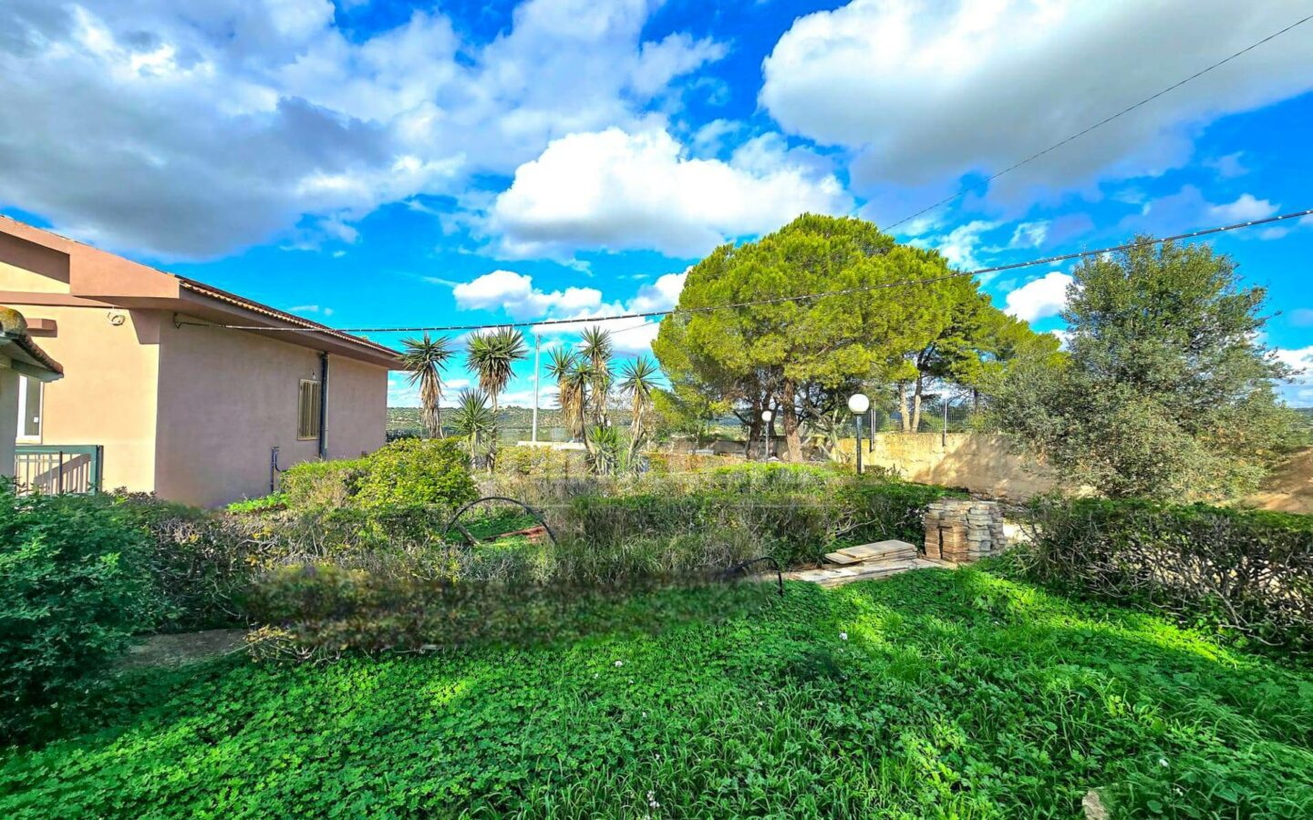 We Offer A Villa Located In A Strategic Position Between Marina Di Ragusa And Ragusa, Perfect For Those Who Wan