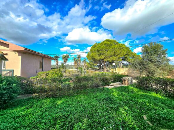 We Offer A Villa Located In A Strategic Position Between Marina Di Ragusa And Ragusa, Perfect For Those Who Wan