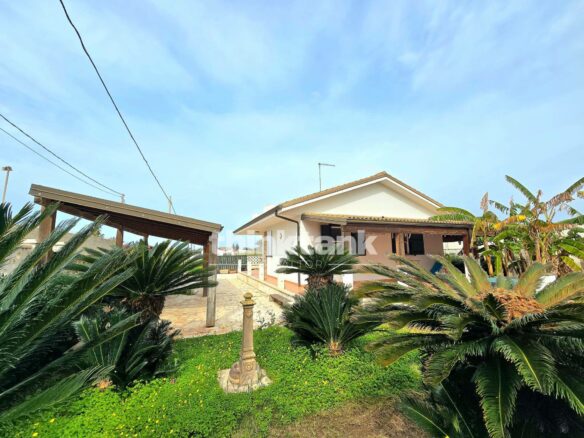 Villa In Ispica – 200 Meters From The Sea, With Garden And Panoramic Terrace