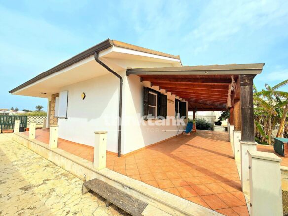 Villa In Ispica – 200 Meters From The Sea, With Garden And Panoramic Terrace