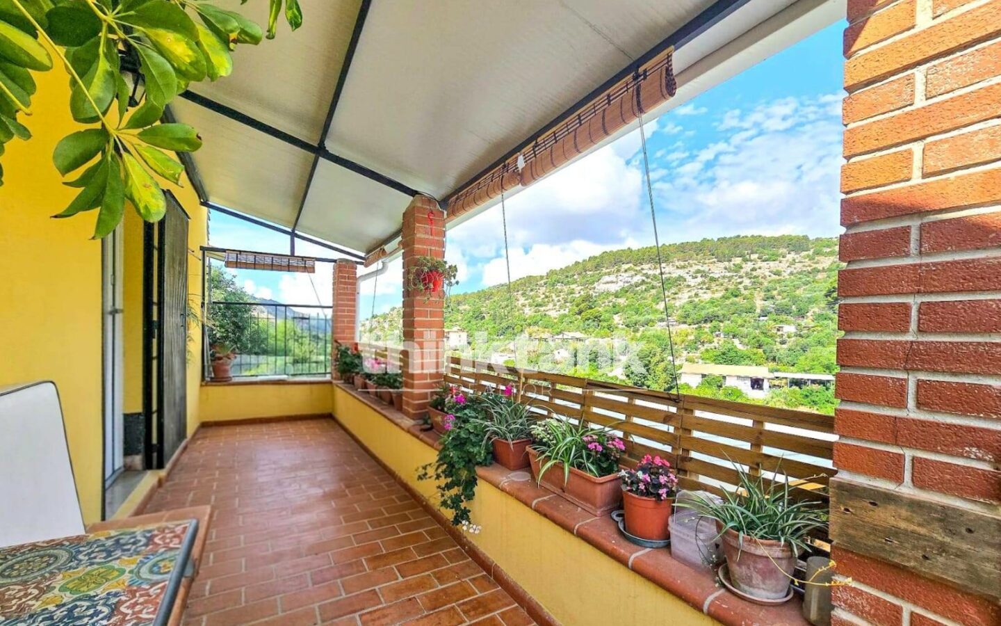 Villa In Modica Bassa With A Natural Cave And 1,600 Sq M Of Land.