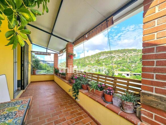 Villa In Modica Bassa With A Natural Cave And 1,600 Sq M Of Land.