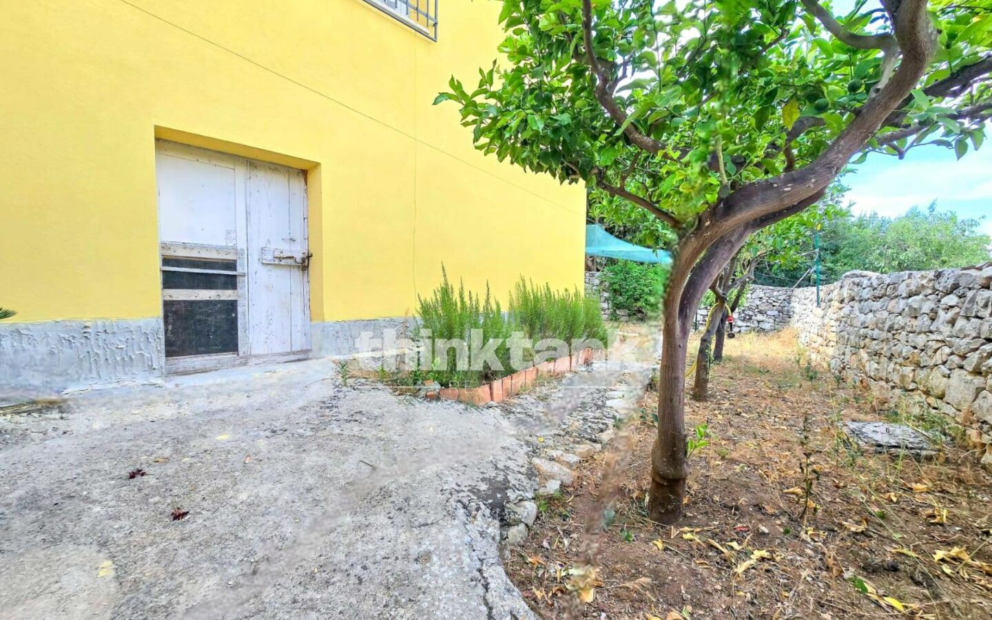 Villa In Modica Bassa With A Natural Cave And 1,600 Sq M Of Land.