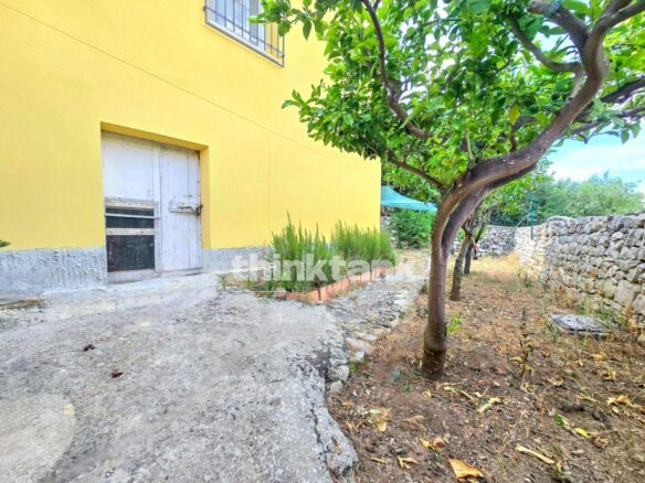 Villa In Modica Bassa With A Natural Cave And 1,600 Sq M Of Land.