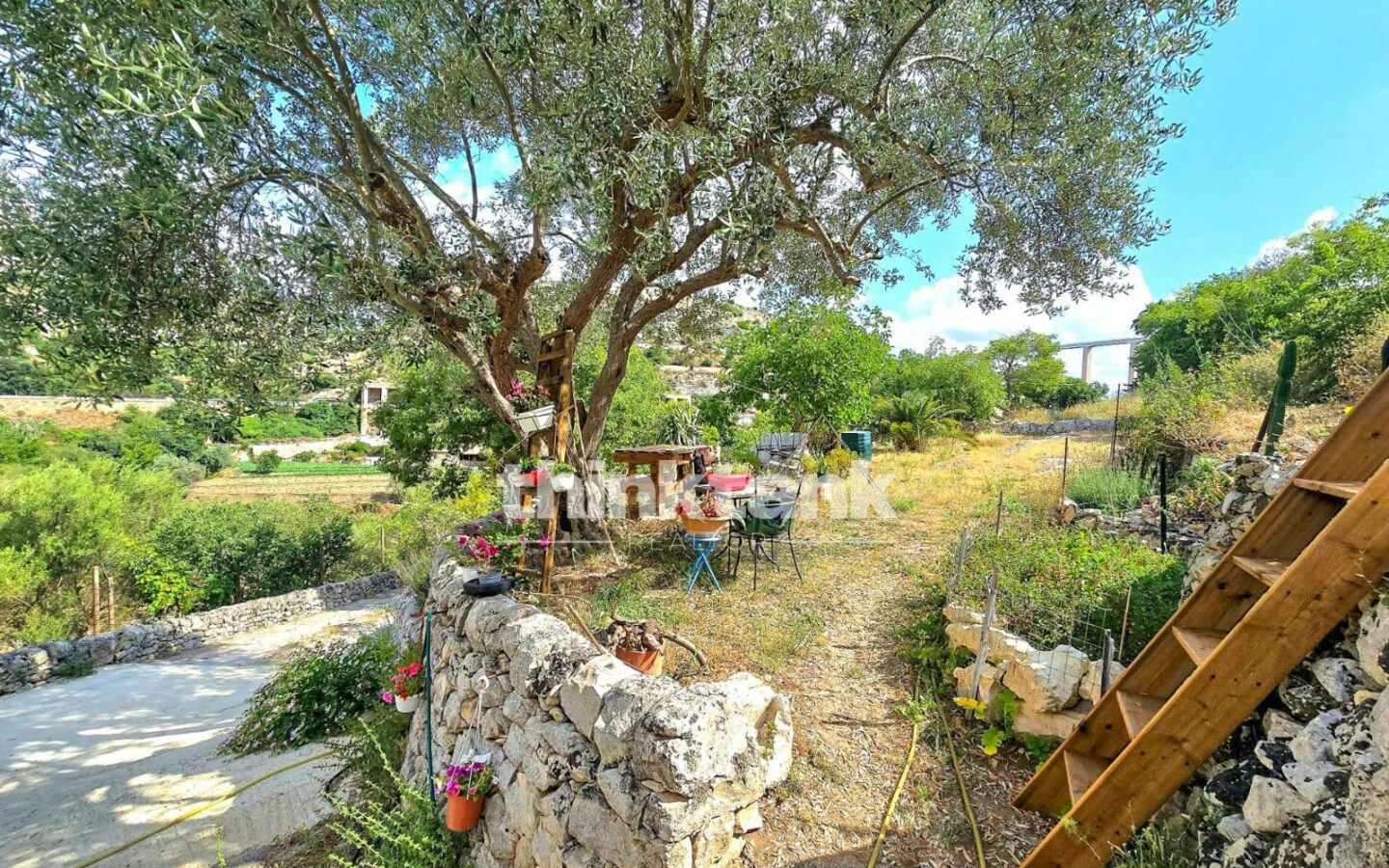 Villa In Modica Bassa With A Natural Cave And 1,600 Sq M Of Land.