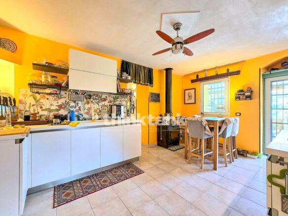 Villa In Modica Bassa With A Natural Cave And 1,600 Sq M Of Land.