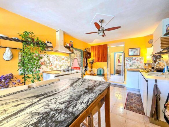 Villa In Modica Bassa With A Natural Cave And 1,600 Sq M Of Land.