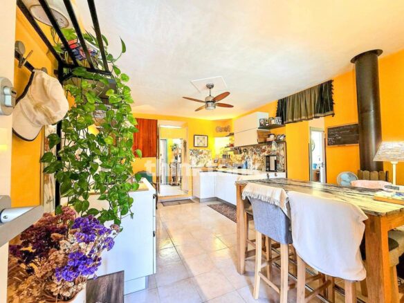 Villa In Modica Bassa With A Natural Cave And 1,600 Sq M Of Land.