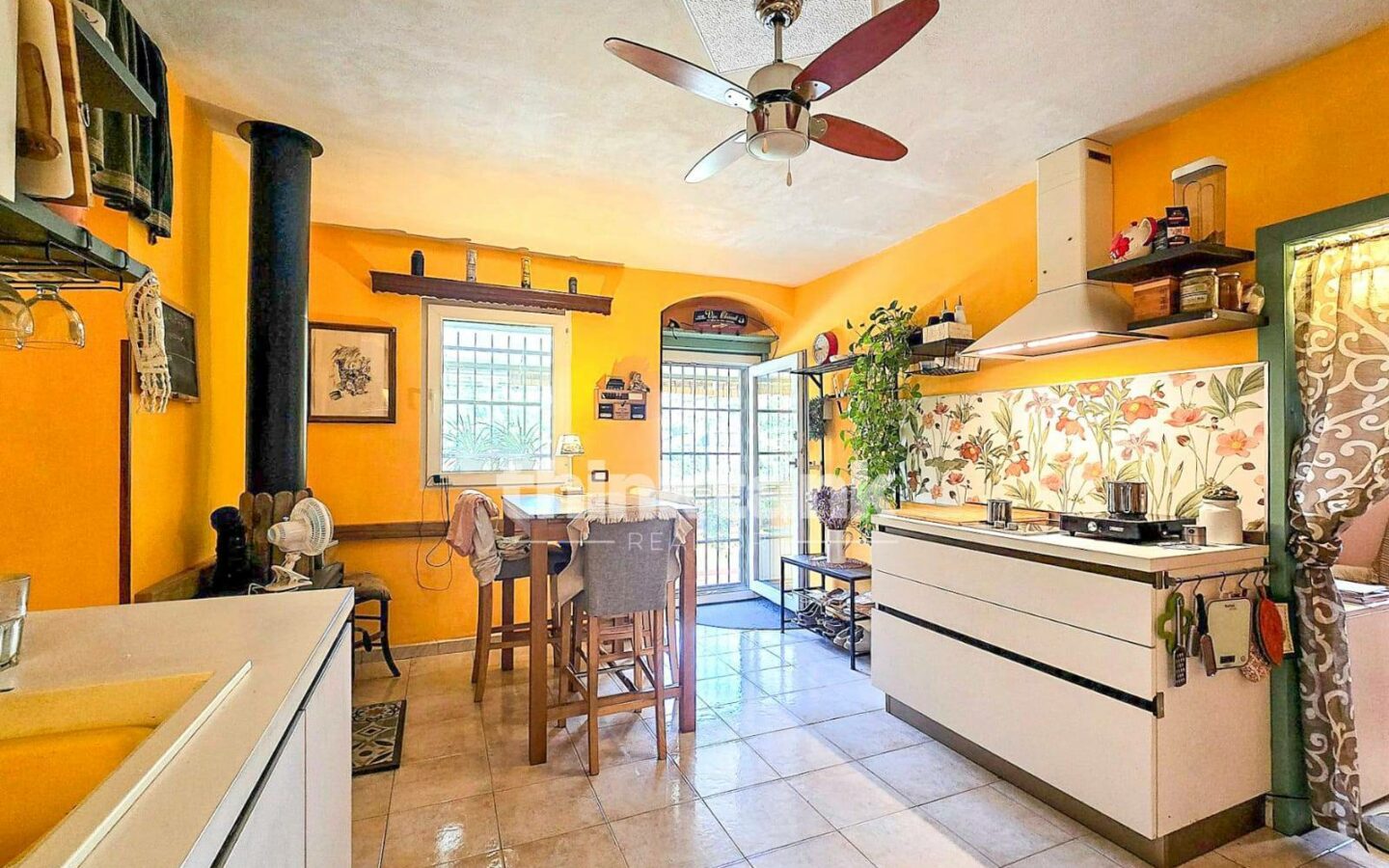 Villa In Modica Bassa With A Natural Cave And 1,600 Sq M Of Land.