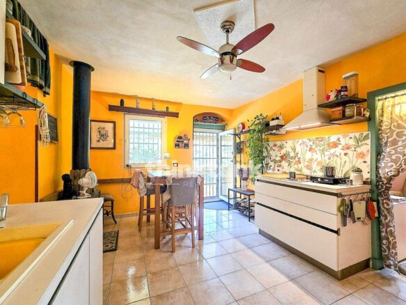 Villa In Modica Bassa With A Natural Cave And 1,600 Sq M Of Land.
