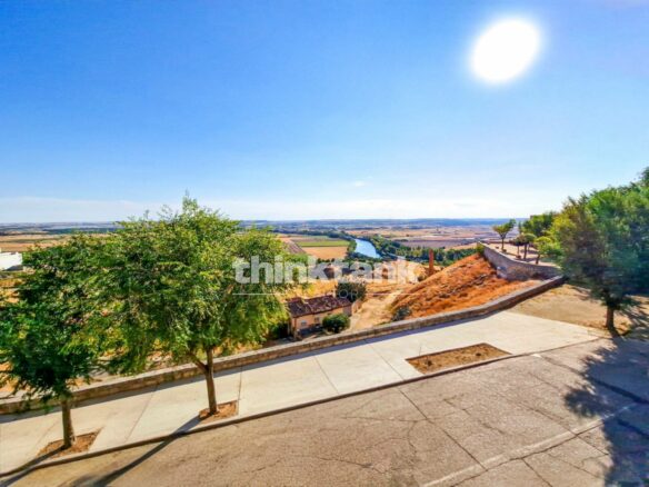 Large Single-family Home In Toro, Zamora – Unique Opportunity For Tourism And Residential Investment