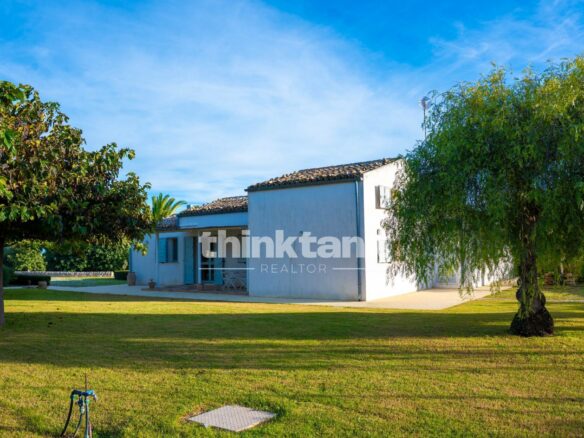 Prestigious Villa In The Modica Countryside, 10 Minutes From Pozzallo