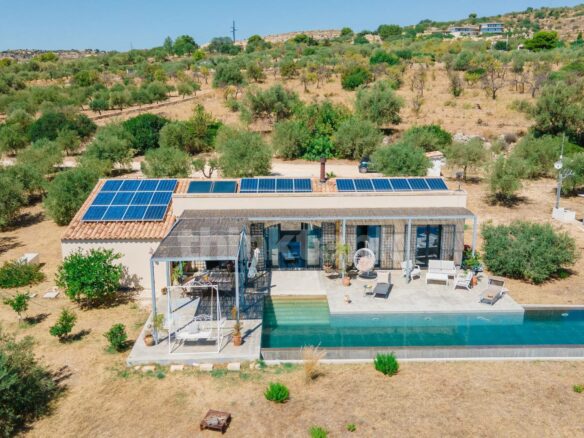 We Offer A Villa Located In The Quiet And Panoramic Bochini District Of Avola.