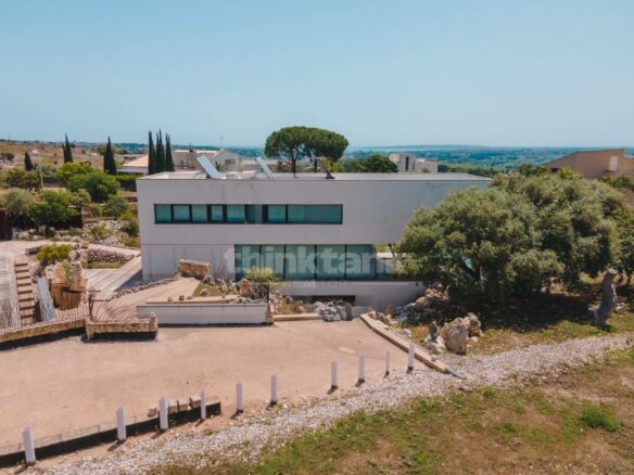 Syracuse, Tremmilia: A Few Kilometers From The City, In A Residential Area, We Offer An Inimitable Villa.