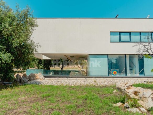 Syracuse, Tremmilia: A Few Kilometers From The City, In A Residential Area, We Offer An Inimitable Villa.