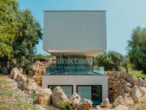 Syracuse, Tremmilia: A Few Kilometers From The City, In A Residential Area, We Offer An Inimitable Villa.