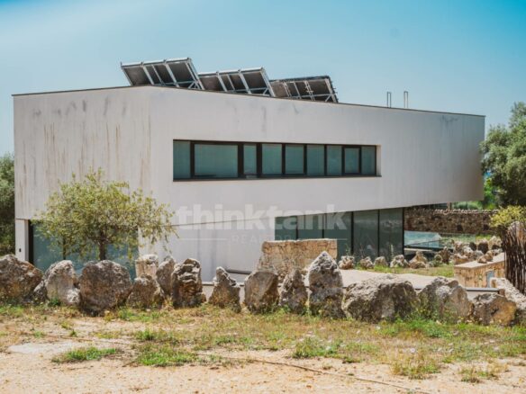 Syracuse, Tremmilia: A Few Kilometers From The City, In A Residential Area, We Offer An Inimitable Villa.