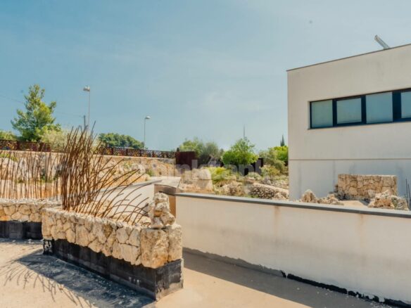 Syracuse, Tremmilia: A Few Kilometers From The City, In A Residential Area, We Offer An Inimitable Villa.