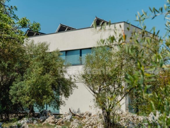 Syracuse, Tremmilia: A Few Kilometers From The City, In A Residential Area, We Offer An Inimitable Villa.