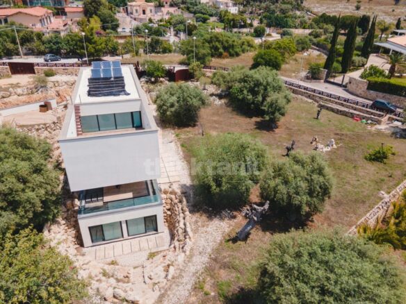Syracuse, Tremmilia: A Few Kilometers From The City, In A Residential Area, We Offer An Inimitable Villa.