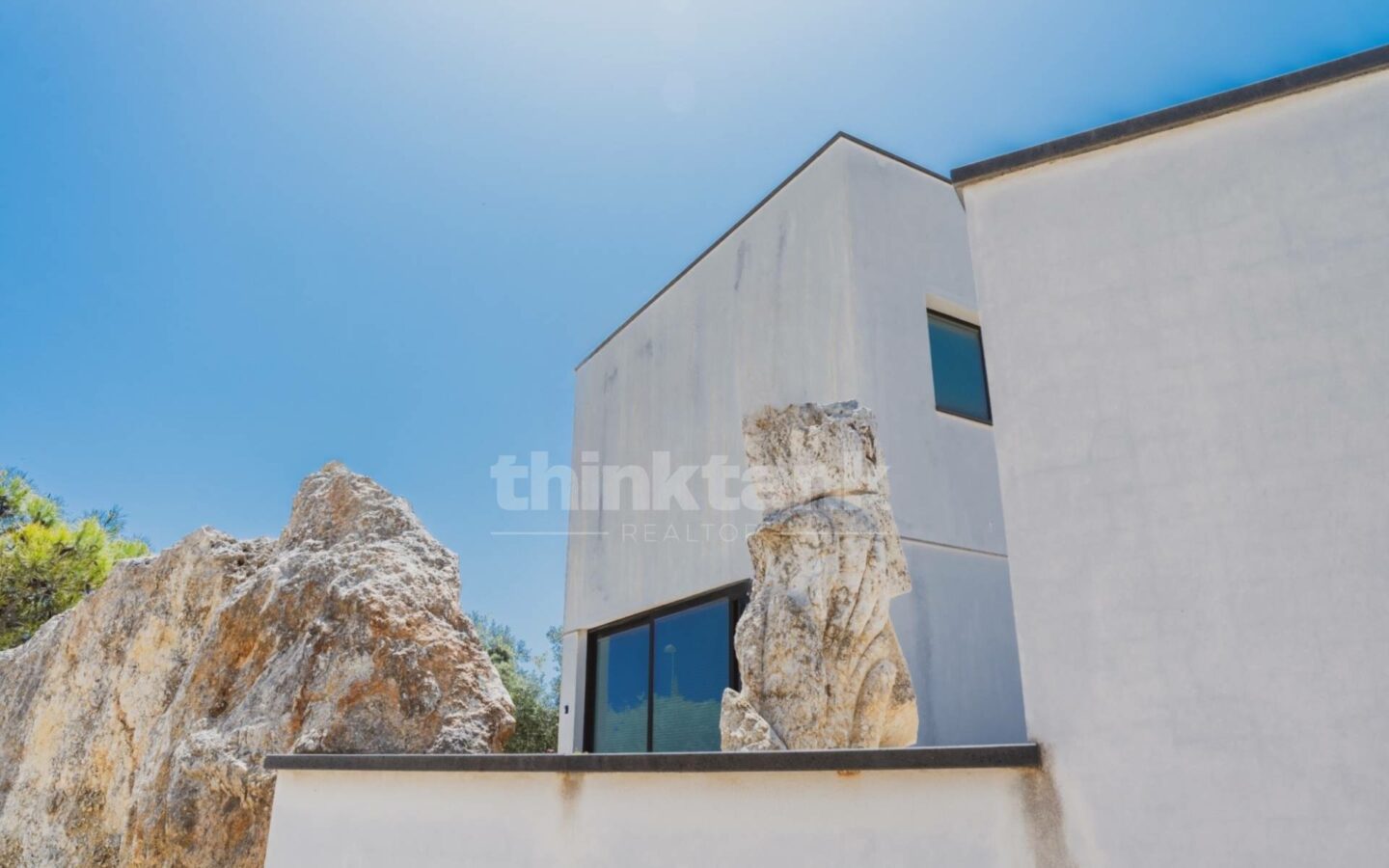 Syracuse, Tremmilia: A Few Kilometers From The City, In A Residential Area, We Offer An Inimitable Villa.