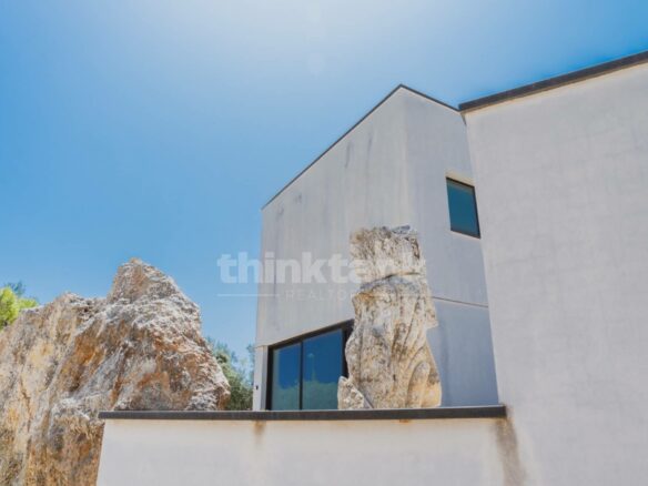 Syracuse, Tremmilia: A Few Kilometers From The City, In A Residential Area, We Offer An Inimitable Villa.