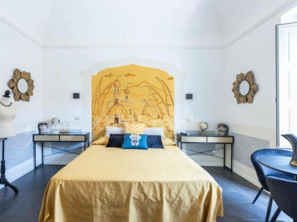 Apartment In Catania’s Historic Center In A Historic Building With Elevator.
