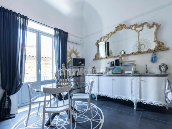 Apartment In Catania’s Historic Center In A Historic Building With Elevator.