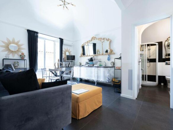Apartment In Catania’s Historic Center In A Historic Building With Elevator.
