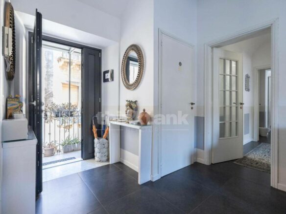 Apartment In Catania’s Historic Center In A Historic Building With Elevator.