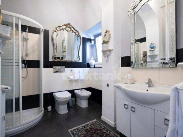 Apartment In Catania’s Historic Center In A Historic Building With Elevator.