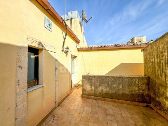 80 M2 Apartment In Noto, First Floor, Central Location