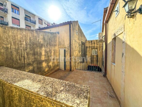 80 M2 Apartment In Noto, First Floor, Central Location