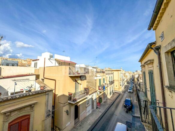 80 M2 Apartment In Noto, First Floor, Central Location