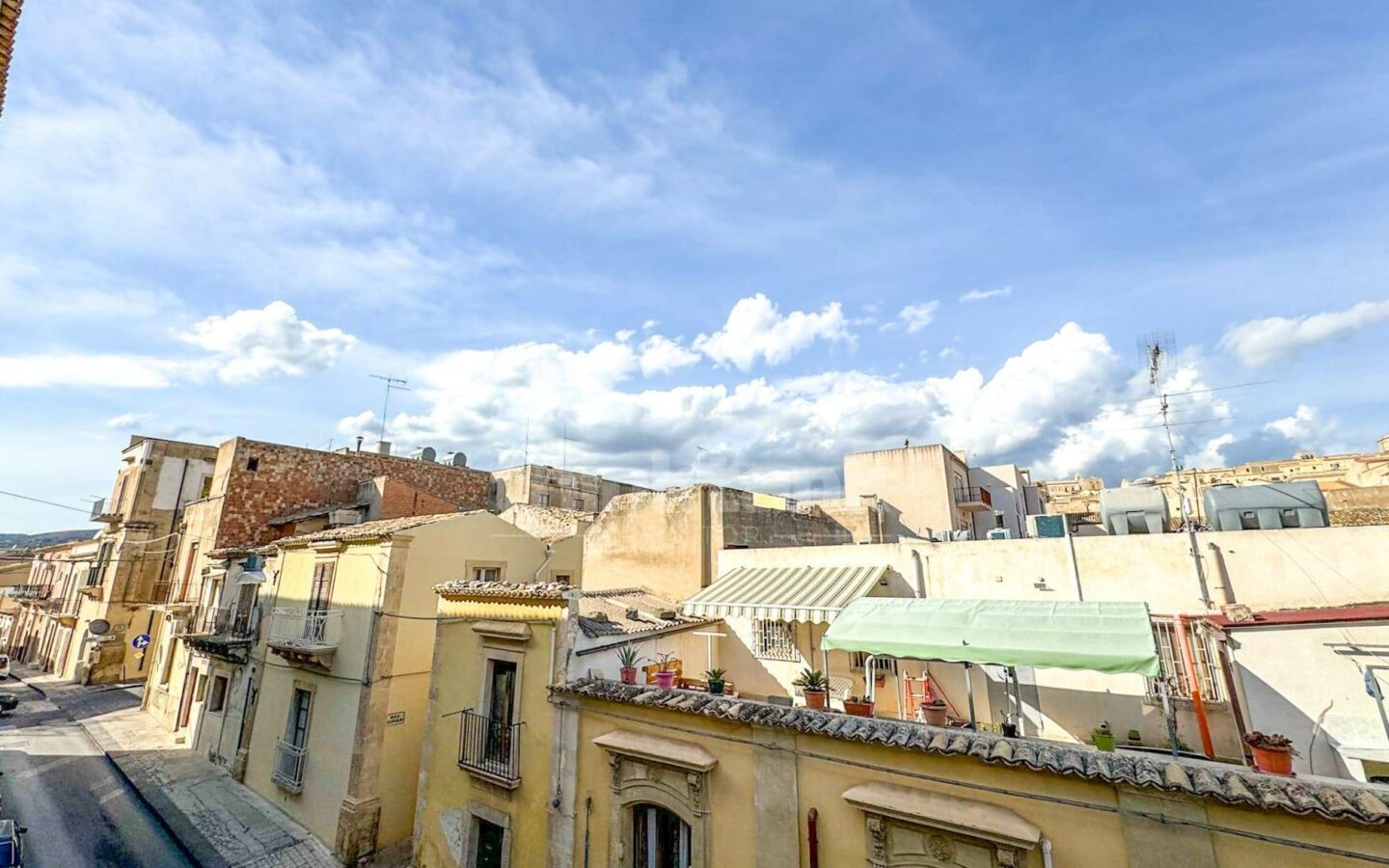 80 M2 Apartment In Noto, First Floor, Central Location