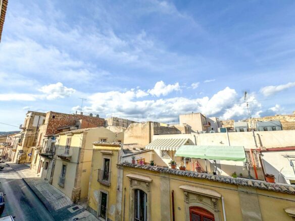 80 M2 Apartment In Noto, First Floor, Central Location