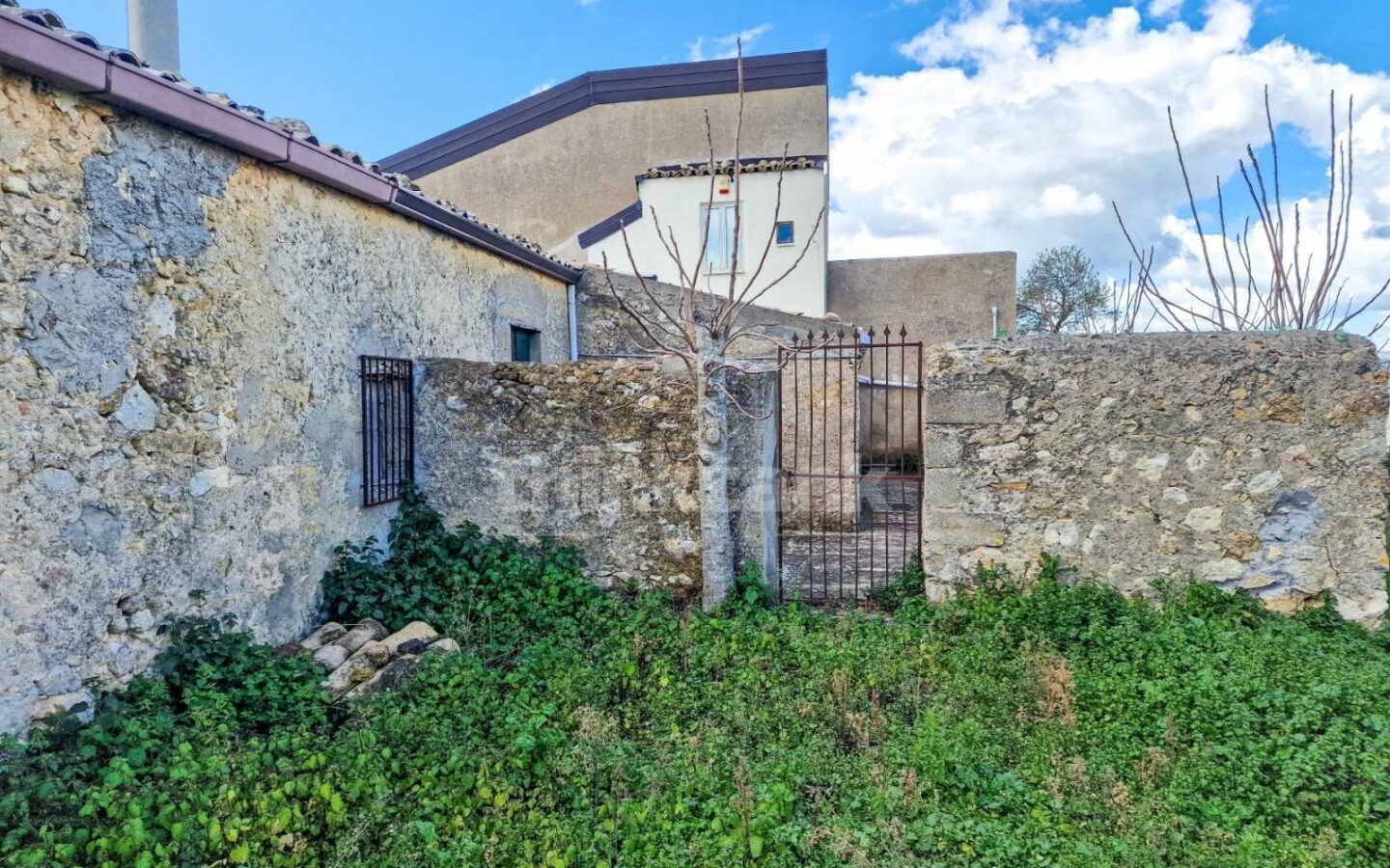 This Rustic House In Nissoria Is Currently In A Free State, Ready To Be Inhabited.