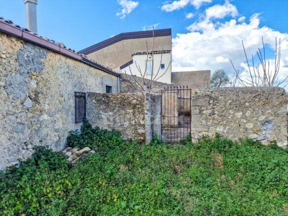 This Rustic House In Nissoria Is Currently In A Free State, Ready To Be Inhabited.