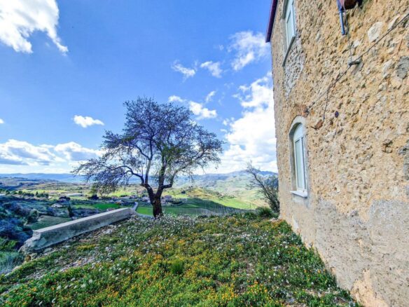 This Rustic House In Nissoria Is Currently In A Free State, Ready To Be Inhabited.