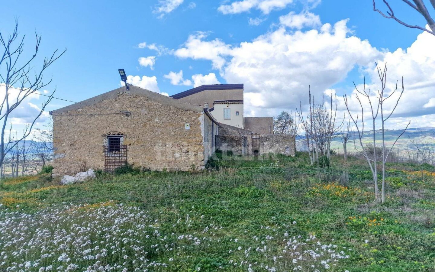 This Rustic House In Nissoria Is Currently In A Free State, Ready To Be Inhabited.