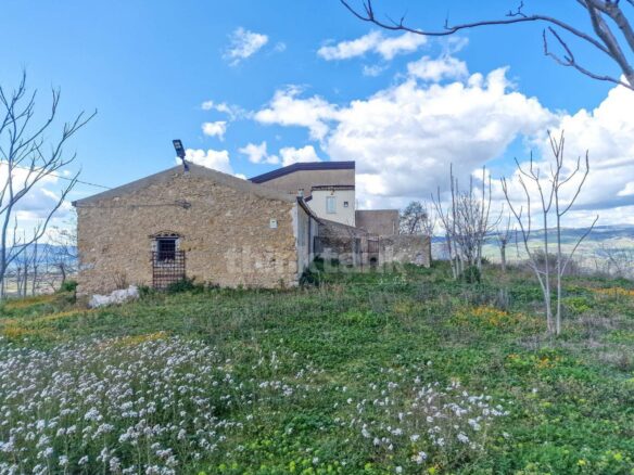 This Rustic House In Nissoria Is Currently In A Free State, Ready To Be Inhabited.