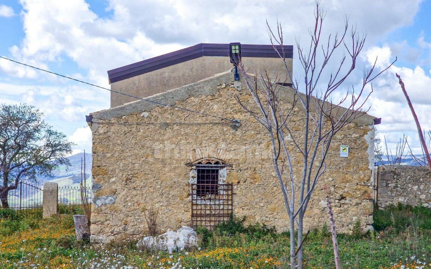 This Rustic House In Nissoria Is Currently In A Free State, Ready To Be Inhabited.