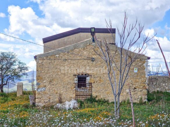 This Rustic House In Nissoria Is Currently In A Free State, Ready To Be Inhabited.