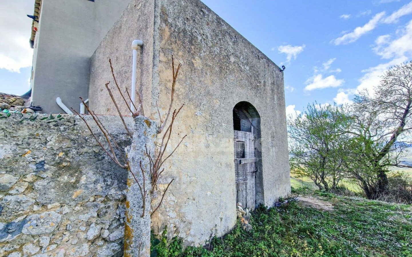 This Rustic House In Nissoria Is Currently In A Free State, Ready To Be Inhabited.