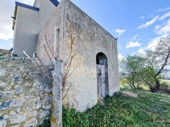 This Rustic House In Nissoria Is Currently In A Free State, Ready To Be Inhabited.
