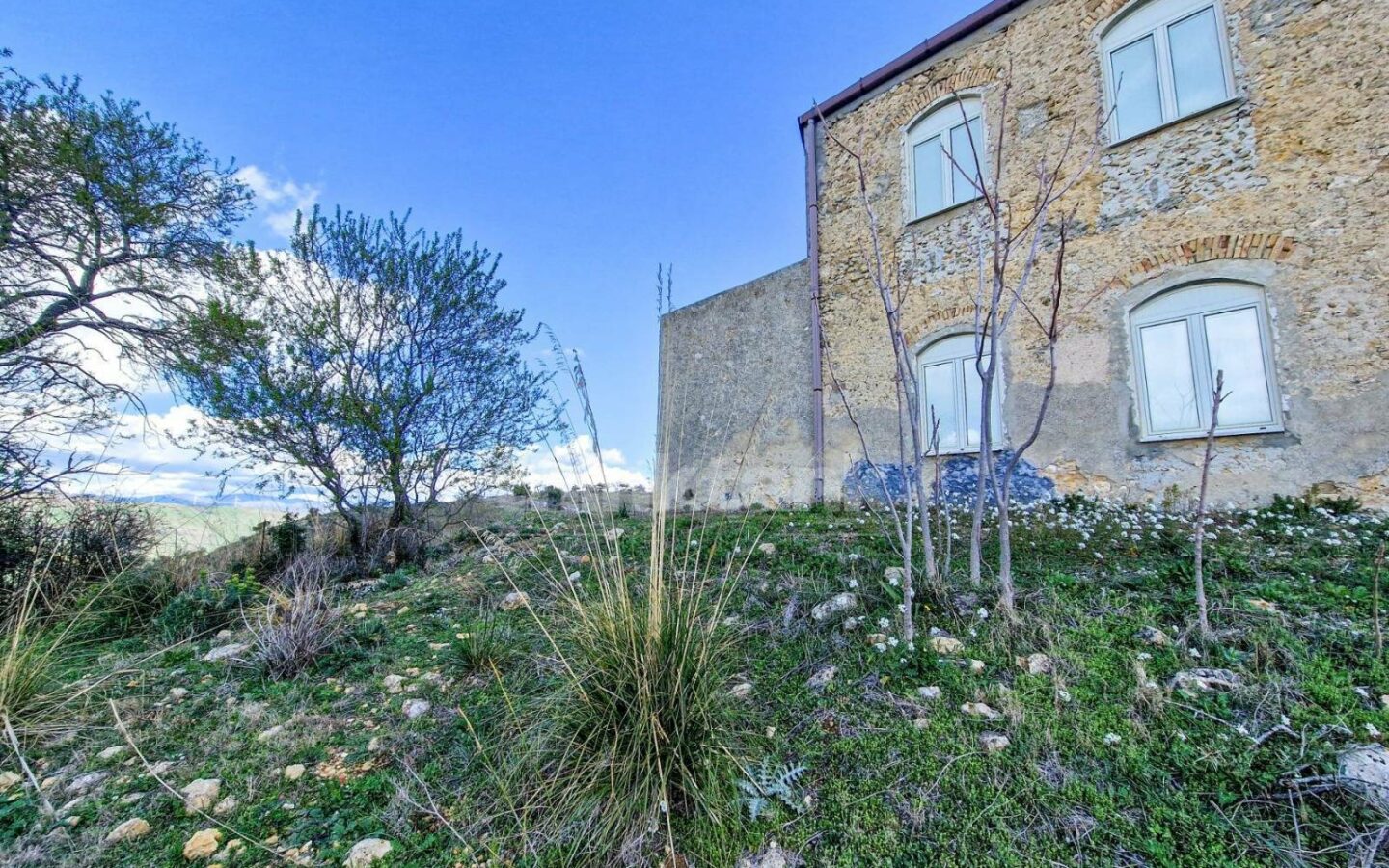This Rustic House In Nissoria Is Currently In A Free State, Ready To Be Inhabited.